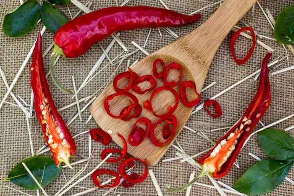 Red hot chili papričky na pytlovina pytel pozadí — Stock fotografie