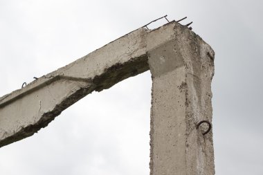 Kayıp şehir. Terk edilmiş bir çiftlik. Beton mesaj. Harabeleri.