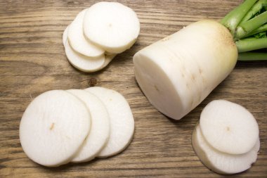 Ahşap arka planda Daikon turpu