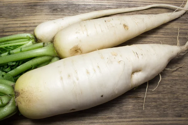 Ravanello daikon sullo sfondo di legno — Foto Stock