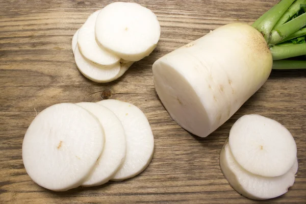 Ahşap arka planda Daikon turpu
