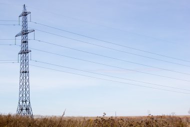 Yüksek gerilim sonrası. Yüksek gerilim kule gökyüzü arka plan. güç hatları.