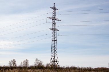 Yüksek gerilim sonrası. Yüksek gerilim kule gökyüzü arka plan. güç hatları.