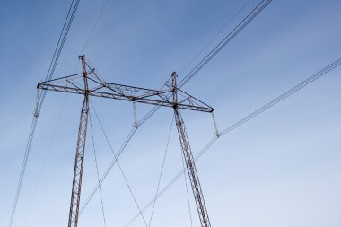 Yüksek gerilim sonrası. Yüksek gerilim kule gökyüzü arka plan. güç hatları.