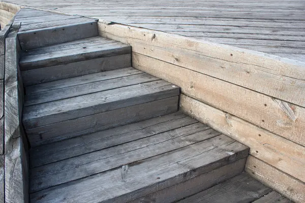 Παλιά ξύλινη σκάλα σε εξωτερικούς χώρους — Φωτογραφία Αρχείου