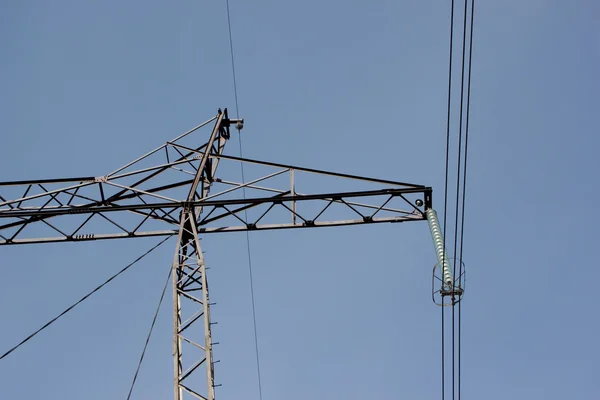 高電圧のポスト。高圧鉄塔の空の背景。電力線. — ストック写真