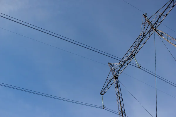 Högspänning inlägg. Högspännings-tower himmel bakgrund. kraftledningar. — Stockfoto