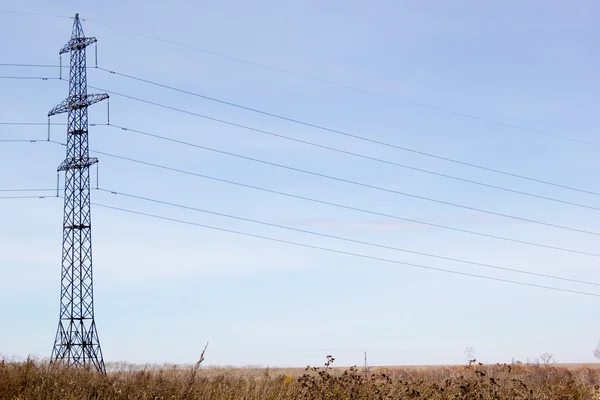 高電圧のポスト。高圧鉄塔の空の背景。電力線. — ストック写真