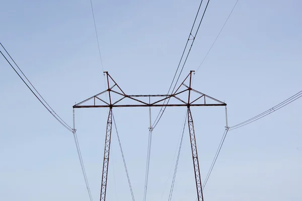 Högspänning inlägg. Högspännings-tower himmel bakgrund. kraftledningar. — Stockfoto