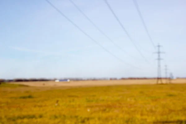 Yüksek gerilim sonrası. Yüksek gerilim kule gökyüzü arka plan. güç hatları alanında. bokeh — Stok fotoğraf