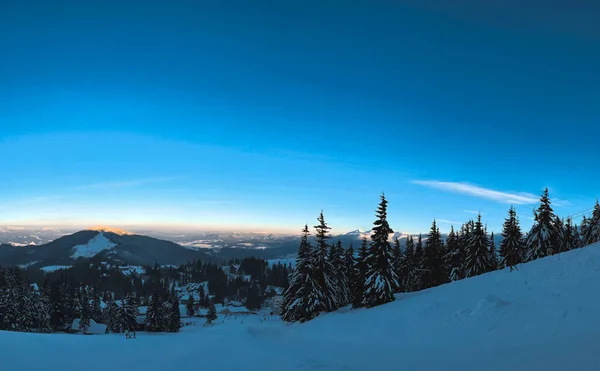 Karpat Dağları 'nda gün batımı. Yüksek Ukrayna. Güneş. dağ ve mavi gökyüzü 
