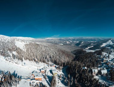 Karpat dağlarında hafif bir kış günü. Tepelerde panoramik görünüm
