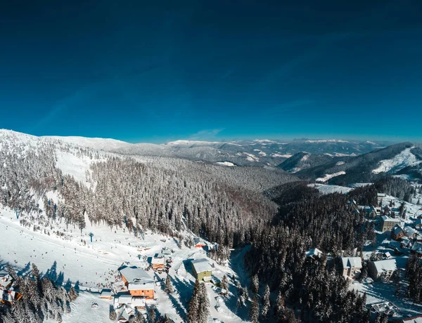 Karpat dağlarında hafif bir kış günü. Tepelerde panoramik görünüm