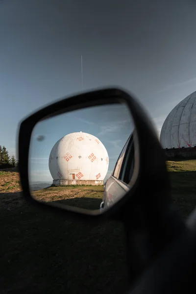 Dağlardaki araba aynasında küresel bir üs. Terk edilmiş askeri üs Pamir, Chernivtsi Oblastı, Ukrayna