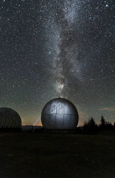 Ukrayna 'nın terk edilmiş askeri üssü Pamir, Chernivtsi Oblastı' nda gece gökyüzü. Samanyolu