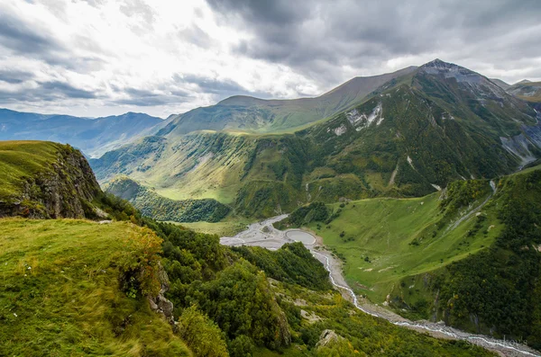 Geçişi, Kurtlar Vadisi üzerinde görüntüleyin. Aragvi Nehri Vadisi. Gürcü askeri yol. Gürcistan