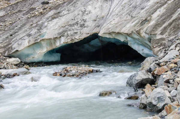 Glaciären Chalaadi, floden Chal Mestia, Svanetien, Georgien — Stockfoto