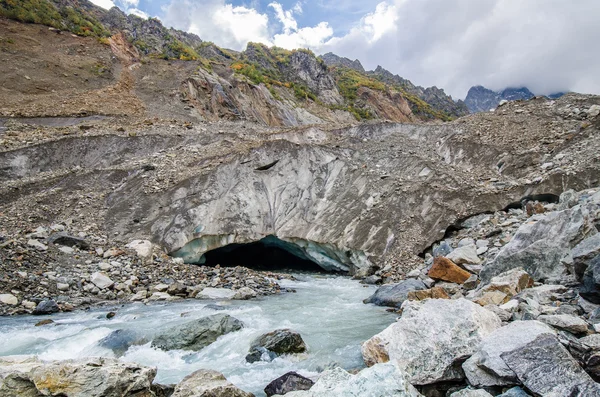 Buzul Chalaadi, nehir Chal Mestia, Svaneti, Gürcistan