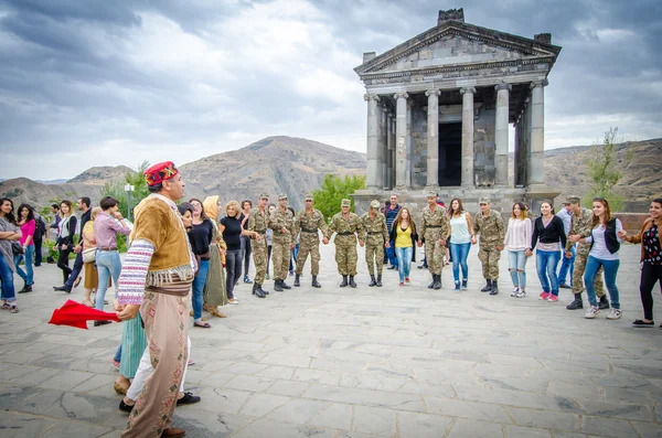 Tapınak, Garni önünde, Armenia.2014 halk dansları dans Ulusal elbiseli insanlar