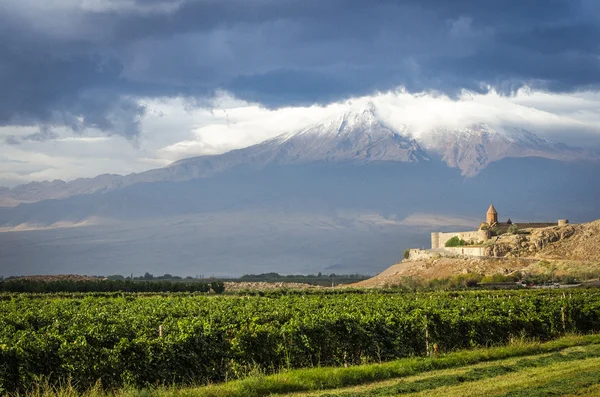 Khor Virap - Ağrı Dağı'nın eteklerinde ile Türkiye sınırında bulunan Ermeni Manastırı.