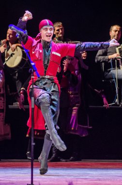 Sahne Alanı'nda Ulusal dans dans Gürcü adam. Georgia, Acara, Batum, Ekim 2013