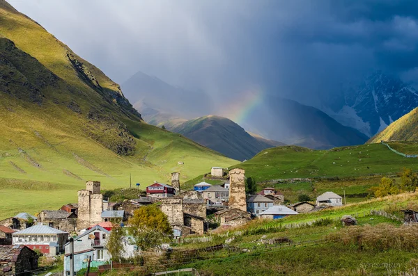 Arc-en-ciel dans les montagnes de Svaneti, Géorgie, Ushguli, octobre 2013 — Photo