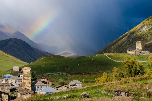 Svaneti, Georgia, Ushguli, Ekim 2013 dağlarında gökkuşağı