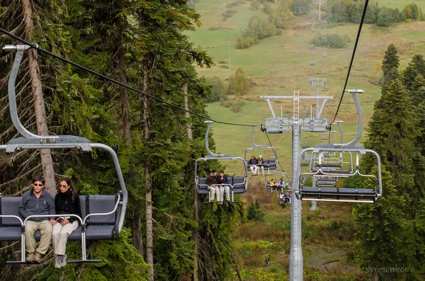 insanlar gider teleferik, Hatsvali, tatil, Georgia, Svaneti, Ekim 2013
