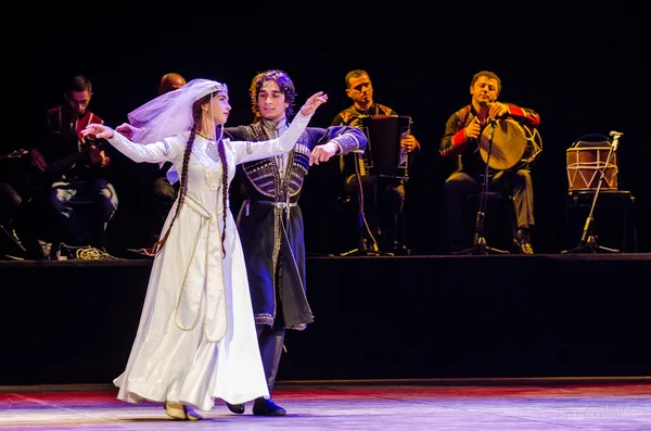 Gürcü erkek ve kadın Ulusal Gürcü düğün dans dans, Batum, Gürcistan, 2013