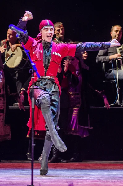 Sahne Alanı'nda Ulusal dans dans Gürcü adam. Georgia, Acara, Batum, Ekim 2013