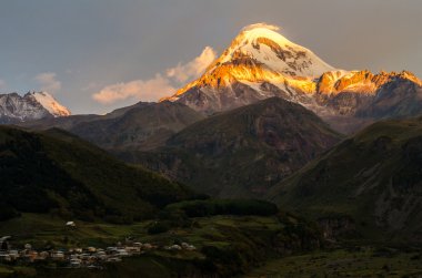 Mount Kazbek üst yükselen güneşin