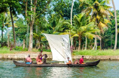 Hint erkekler Kerala kanalları geleneksel bir teknede yelken