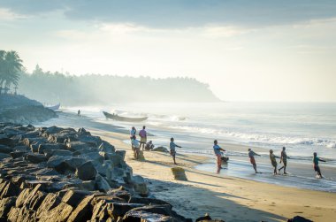 Balıkçılar balık ağları okyanusta sabah erken yakalamak