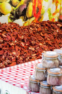 Kurutulmuş domates ve hamsi sayaç grubundaki Pazar