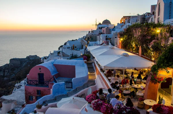 La gente se sienta en el restaurante terraza, situado junto al mar en la orilla rocosa . —  Fotos de Stock