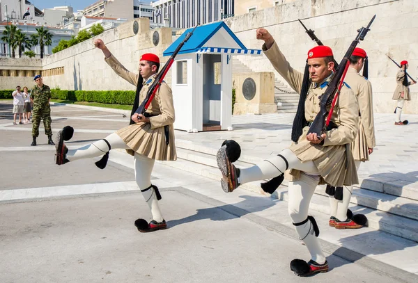 Evzones em Mudar da Guarda, Syntagma Square, Atenas, Grego — Fotografia de Stock