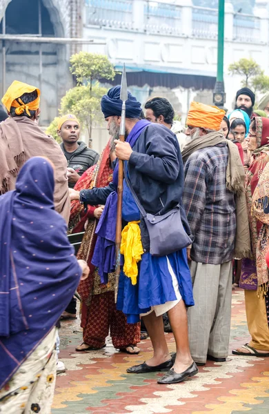sarık Singh bir mızrak tutan bir adam ve etrafındaki insanların konuşuyor