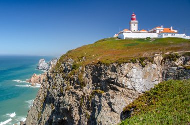 Deniz feneri yüksek promontory Okyanusu kıyısında duruyor