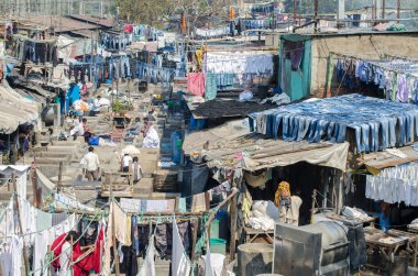 clothesline sokak çamaşırların içinde elbise kurutma