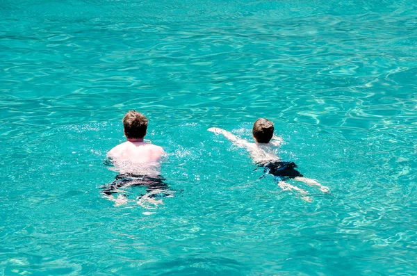 adam ve çocuk denizde Yüzme