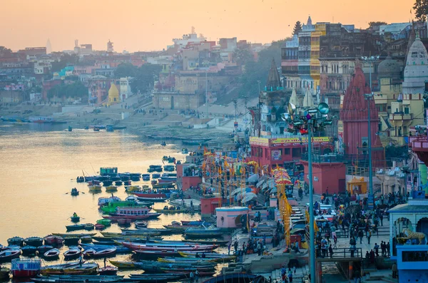 Varanasi ghats Ganj Nehri ile akşam göster