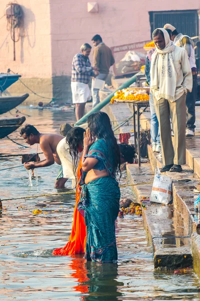 kadın nehrin yanında basamaklarda dua mavi bir sari. Varanasi, Ganj Nehri, Hindistan, Aralık 2012