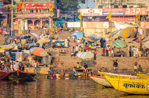 İnsanlar dua nehir, yani yıkama Giysi, banyo