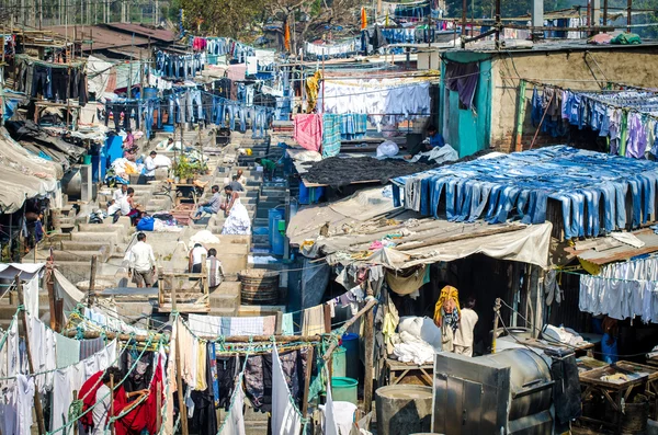 Séchage des vêtements sur une corde à linge dans la blanchisserie de rue — Photo