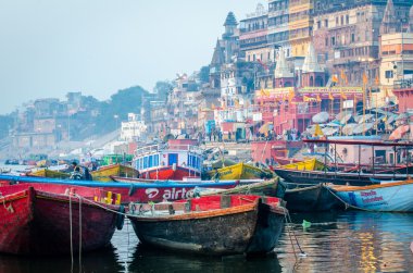 birçok renkli tekneler nehrin Gange.Varanasi tarafından demirlemiş. Hindistan.