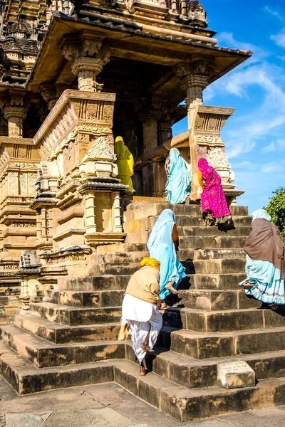 Άνθρωποι στα εθνικά ινδική ρούχα να ανεβείτε τα σκαλιά στο αρχαίο ναό — Φωτογραφία Αρχείου