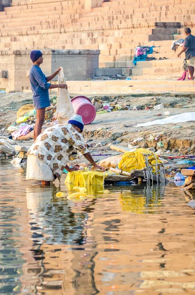 Erkekler nehirde çamaşır yıkamak. Varanasi. Hindistan. 21.12.2012 — Stok fotoğraf