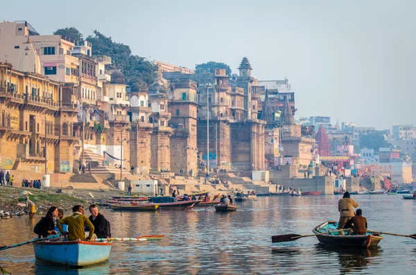 İnsanlar kenti nehirden güneş doğarken ziyaret etmek tekneler