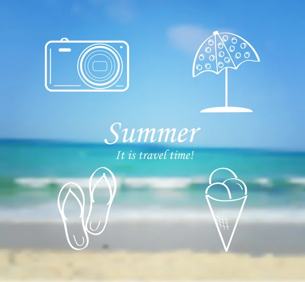 Nyári és utazási készlet ikonok - flip papucs, napernyő, fagylalt, kamera. Absztrakt homályos tengeri háttér. — Stock Vector