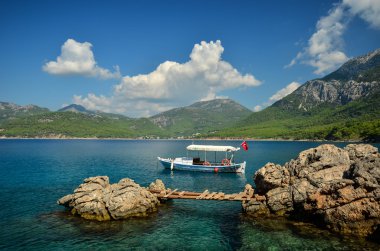 Deniz kenarında bir tekne olduğunu